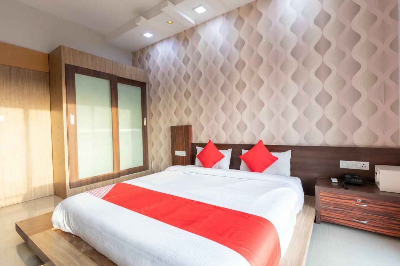 Oyo 42910 Hotel Rudra Palace Ratlam Номер фото