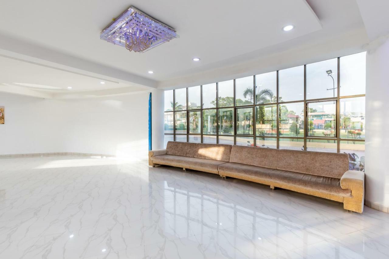 Oyo 42910 Hotel Rudra Palace Ratlam Экстерьер фото